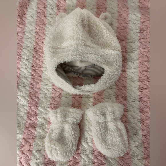 EUC. Carter’s - Sherpa hat and mittens - 0-9 months - Picture 2 of 4